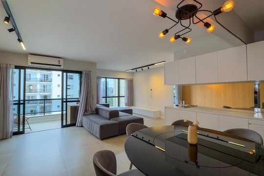 Apartamento mobiliado com 2 quartos, 1 suíte, varanda e academia no condomínio. Ideal para comprar. — Sala