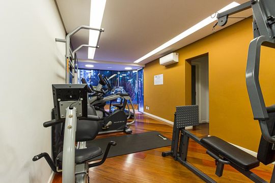 Apartamento mobiliado com 2 quartos, 1 suíte, varanda e academia no condomínio. Ideal para comprar. — Academia