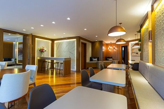 Apartamento mobiliado com 2 quartos, 1 suíte, varanda e academia no condomínio. Ideal para comprar. — Área comum