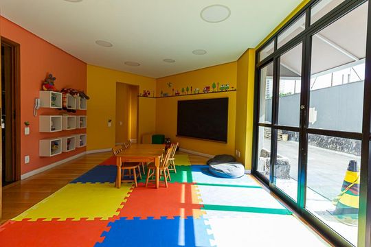 Apartamento mobiliado com 2 quartos, 1 suíte, varanda e academia no condomínio. Ideal para comprar. — Brinquedoteca