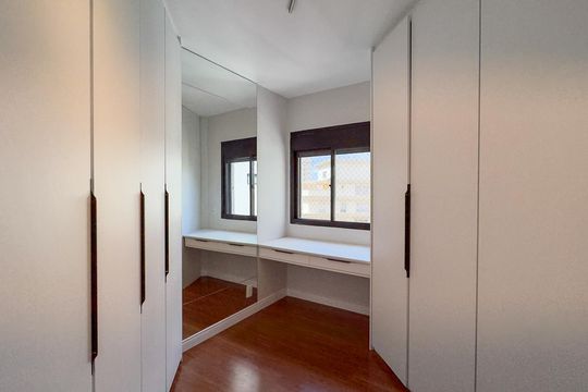 Apartamento mobiliado com 2 quartos, 1 suíte, varanda e academia no condomínio. Ideal para comprar. — Closet da suíte