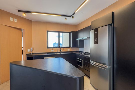 Apartamento mobiliado com 2 quartos, 1 suíte, varanda e academia no condomínio. Ideal para comprar. — Cozinha