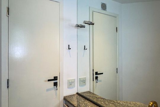 Apartamento mobiliado com 2 quartos, 1 suíte, varanda e academia no condomínio. Ideal para comprar. — Banheiro social