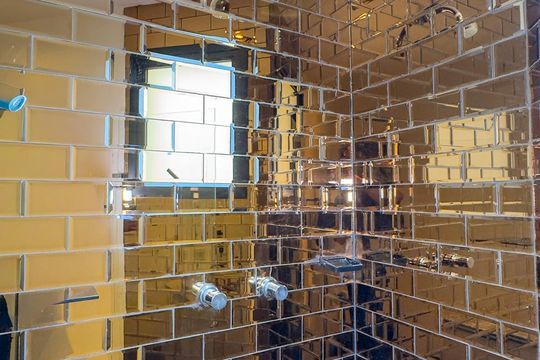Apartamento mobiliado com 2 quartos, 1 suíte, varanda e academia no condomínio. Ideal para comprar. — Banheiro social