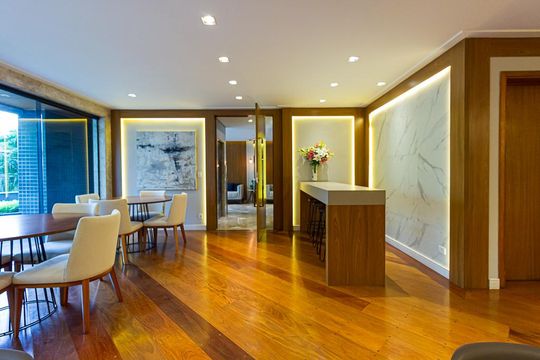 Apartamento mobiliado com 2 quartos, 1 suíte, varanda e academia no condomínio. Ideal para comprar. — Área comum