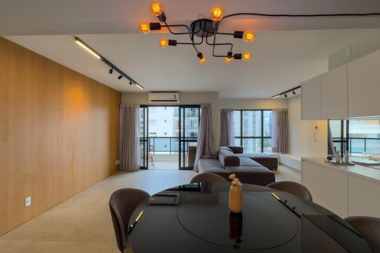 Apartamento mobiliado com 2 quartos, 1 suíte, varanda e academia no condomínio. Ideal para comprar. — Sala