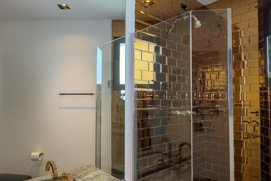 Apartamento mobiliado com 2 quartos, 1 suíte, varanda e academia no condomínio. Ideal para comprar. — Banheiro social
