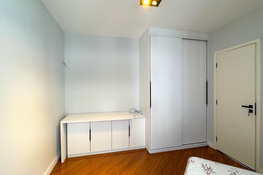 Apartamento mobiliado com 2 quartos, 1 suíte, varanda e academia no condomínio. Ideal para comprar. — Quarto