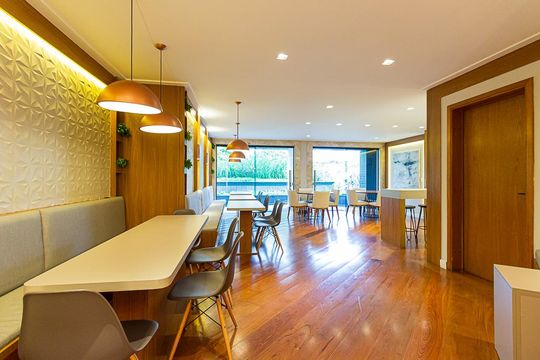 Apartamento mobiliado com 2 quartos, 1 suíte, varanda e academia no condomínio. Ideal para comprar. — Área comum
