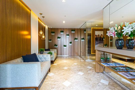 Apartamento mobiliado com 2 quartos, 1 suíte, varanda e academia no condomínio. Ideal para comprar. — Hall de entrada