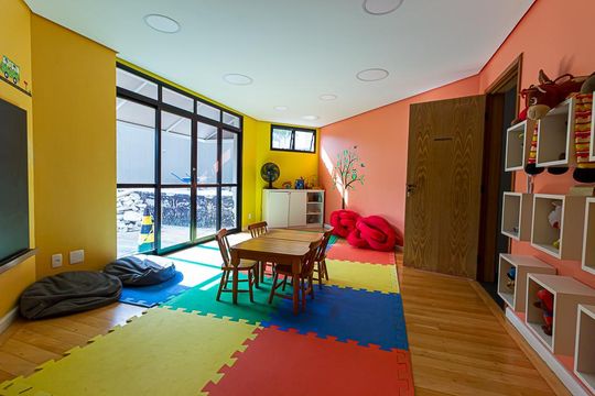 Apartamento mobiliado com 2 quartos, 1 suíte, varanda e academia no condomínio. Ideal para comprar. — Brinquedoteca