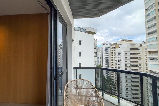 Apartamento mobiliado com 2 quartos, 1 suíte, varanda e academia no condomínio. Ideal para comprar. — Sacada