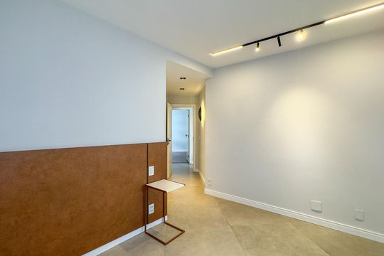 Apartamento mobiliado com 2 quartos, 1 suíte, varanda e academia no condomínio. Ideal para comprar. — Suíte