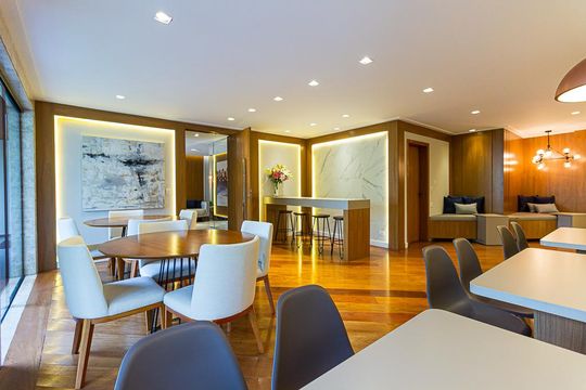 Apartamento mobiliado com 2 quartos, 1 suíte, varanda e academia no condomínio. Ideal para comprar. — Área comum