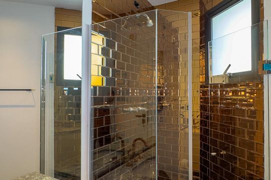 Apartamento mobiliado com 2 quartos, 1 suíte, varanda e academia no condomínio. Ideal para comprar. — Banheiro social