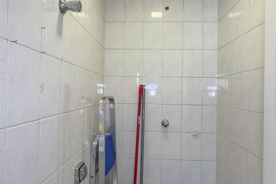 Apartamento mobiliado com 2 quartos, 1 suíte, varanda e academia no condomínio. Ideal para comprar. — Banheiro de serviço