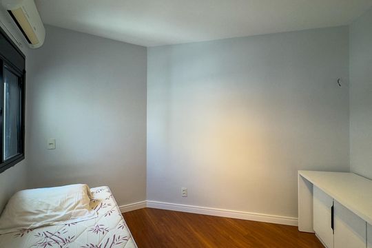 Apartamento mobiliado com 2 quartos, 1 suíte, varanda e academia no condomínio. Ideal para comprar. — Quarto