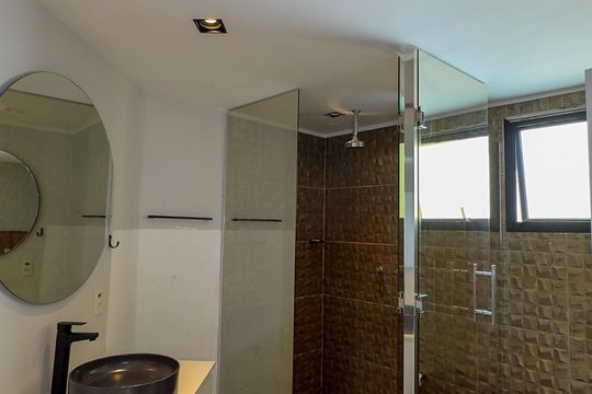 Apartamento mobiliado com 2 quartos, 1 suíte, varanda e academia no condomínio. Ideal para comprar. — Banheiro da Suíte