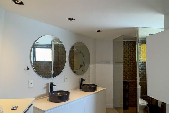 Apartamento mobiliado com 2 quartos, 1 suíte, varanda e academia no condomínio. Ideal para comprar. — Banheiro da Suíte