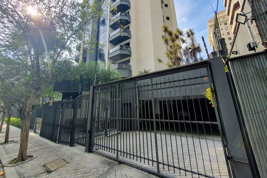 Apartamento mobiliado com 2 quartos, 1 suíte, varanda e academia no condomínio. Ideal para comprar. — Fachada