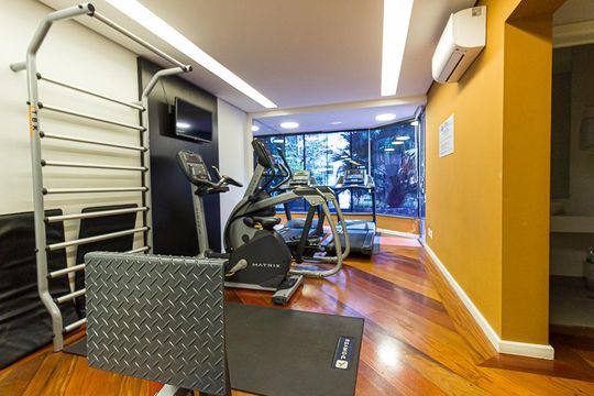 Apartamento mobiliado com 2 quartos, 1 suíte, varanda e academia no condomínio. Ideal para comprar. — Academia