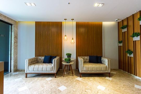 Apartamento mobiliado com 2 quartos, 1 suíte, varanda e academia no condomínio. Ideal para comprar. — Hall de entrada