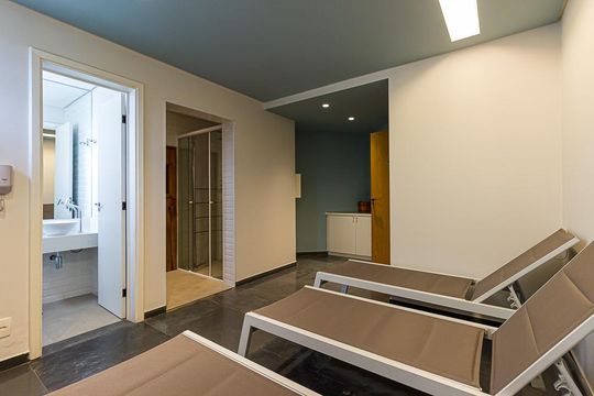 Apartamento mobiliado com 2 quartos, 1 suíte, varanda e academia no condomínio. Ideal para comprar. — Área comum