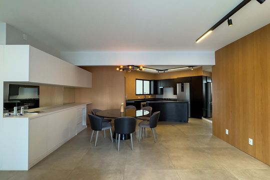Apartamento mobiliado com 2 quartos, 1 suíte, varanda e academia no condomínio. Ideal para comprar. — Sala