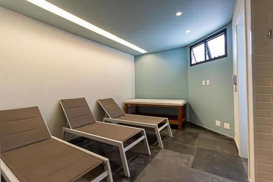 Apartamento mobiliado com 2 quartos, 1 suíte, varanda e academia no condomínio. Ideal para comprar. — Área comum