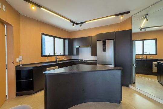 Apartamento mobiliado com 2 quartos, 1 suíte, varanda e academia no condomínio. Ideal para comprar. — Cozinha