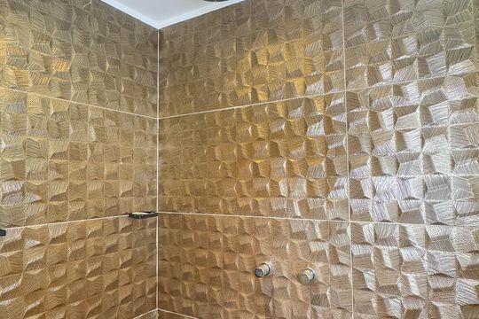 Apartamento mobiliado com 2 quartos, 1 suíte, varanda e academia no condomínio. Ideal para comprar. — Banheiro da Suíte