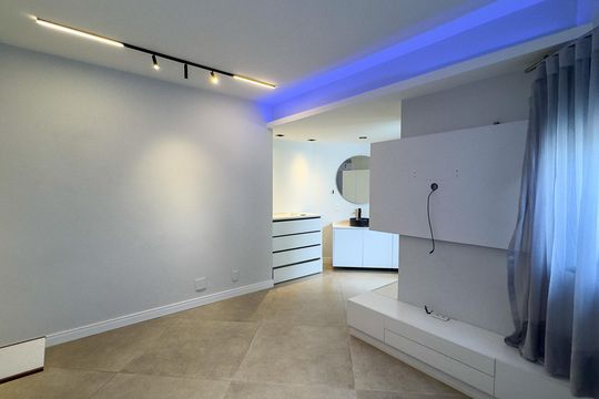 Apartamento mobiliado com 2 quartos, 1 suíte, varanda e academia no condomínio. Ideal para comprar. — Suíte