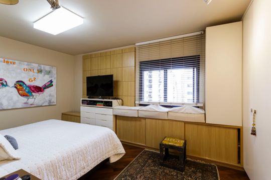 Compra apartamento mobiliado com 3 quartos e varanda. — Suíte 3
