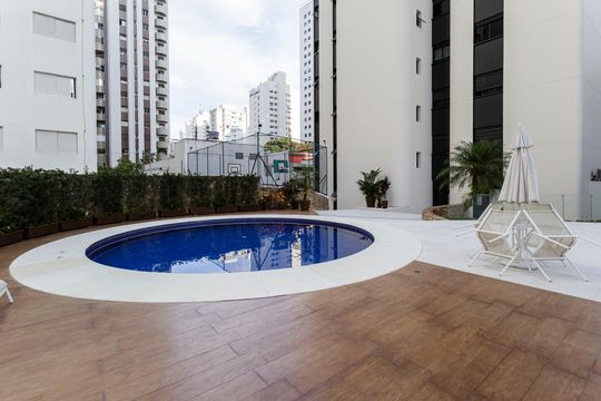 Compra apartamento mobiliado com 3 quartos e varanda. — Área comum - Piscina
