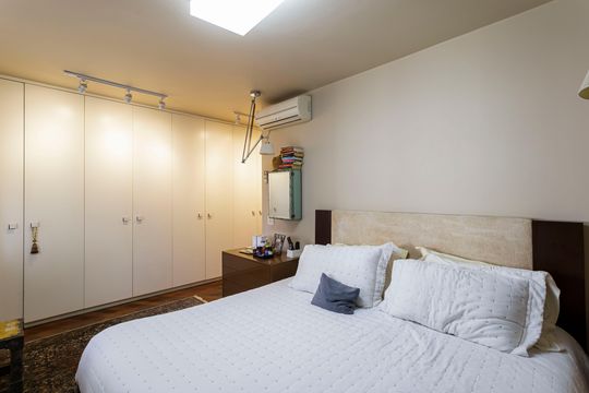 Compra apartamento mobiliado com 3 quartos e varanda. — Suíte 3