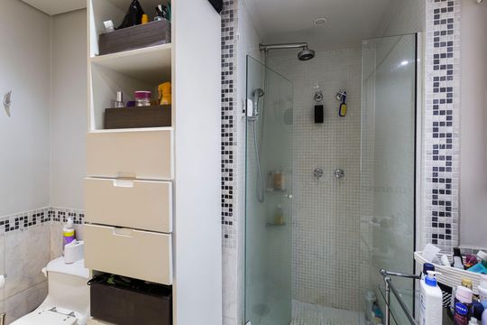 Compra apartamento mobiliado com 3 quartos e varanda. — Banheiro da Suíte 3