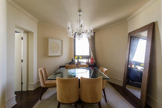Compra apartamento mobiliado com 3 quartos e varanda. — Sala