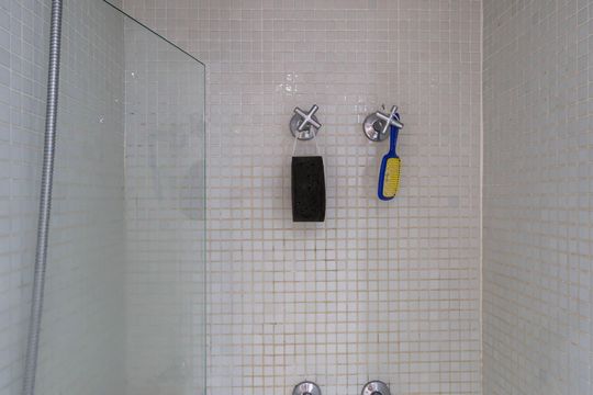 Compra apartamento mobiliado com 3 quartos e varanda. — Banheiro da Suíte 3