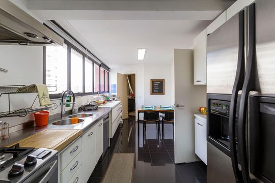 Compra apartamento mobiliado com 3 quartos e varanda. — Cozinha