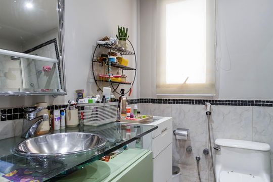 Compra apartamento mobiliado com 3 quartos e varanda. — Banheiro da Suíte 2