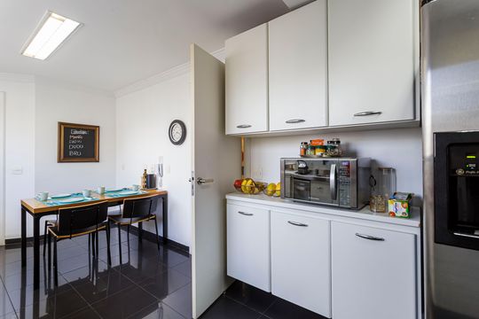 Compra apartamento mobiliado com 3 quartos e varanda. — Cozinha