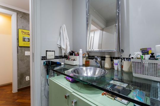Compra apartamento mobiliado com 3 quartos e varanda. — Banheiro da Suíte 2