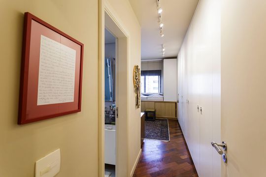 Compra apartamento mobiliado com 3 quartos e varanda. — Suíte 3