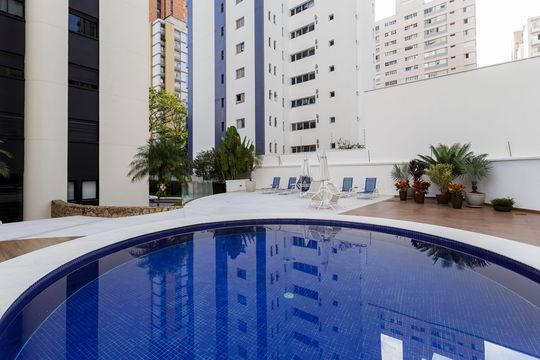 Compra apartamento mobiliado com 3 quartos e varanda. — Área comum - Piscina