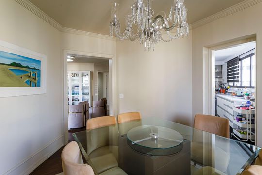 Compra apartamento mobiliado com 3 quartos e varanda. — Sala