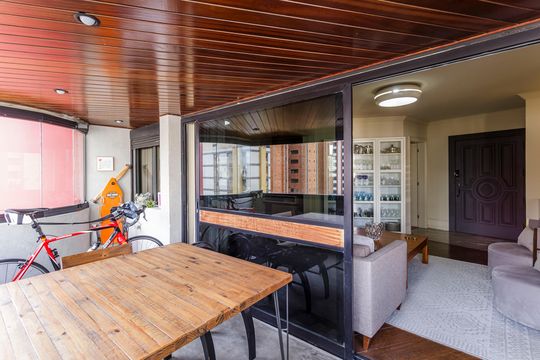 Compra apartamento mobiliado com 3 quartos e varanda. — Varanda