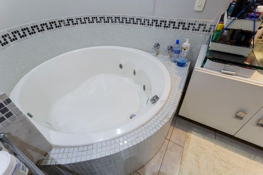 Compra apartamento mobiliado com 3 quartos e varanda. — Banheiro da Suíte 3