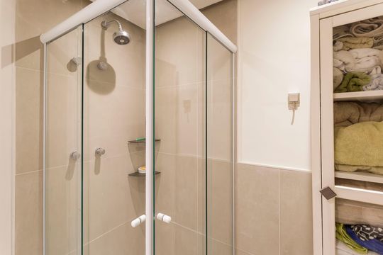 Compra apartamento mobiliado com 3 quartos e varanda. — Banheiro da Suíte 1