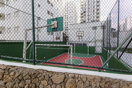 Compra apartamento mobiliado com 3 quartos e varanda. — Quadra Esportiva
