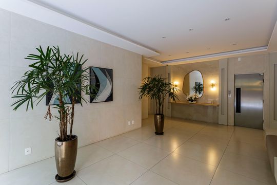 Compra apartamento mobiliado com 3 quartos e varanda. — Hall social